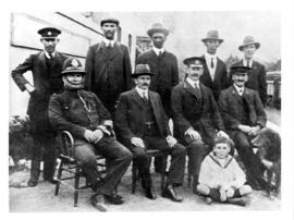 Sir Lowry's Pass, 1916. Stationmaster E Ston and staff.