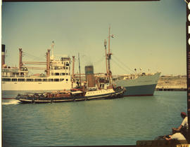 East London, October 1975. Tug assisting the 'City of Pretoria' in Buffalo Narhour. [JV Gilroy]