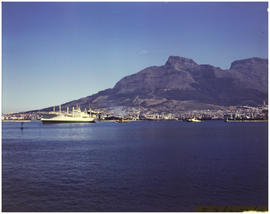 Cape Town, November 1972. Ships leaving Table Bay harbour.  [D Dannhauser / N Pienaar]