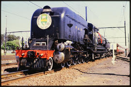 October 1985. SAR Class GMAM with headboard 'ATKV Vaarwel Stoom Oktober 1985' with passenger train.