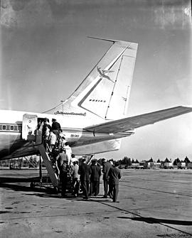 
SAA Boeing 707 ZS-CKC 'Kaapstad' passengers boarding. Note Intercontinental.
