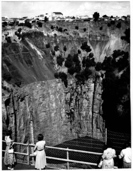 Kimberley. Spectators at the Big Hole lookout.