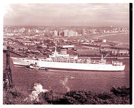 Durban, 1968. Tug with the 'SA Vaal' entering Durban Harbour.