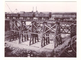 Orange Free State, circa 1900. Temporary bridge at Rhenoster during Anglo-Boer War.  SECOND CAPTI...