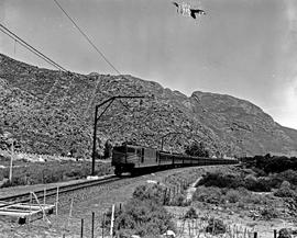 De Doorns, 1961. Blue Train with SAR Class 4E in the Hex River pass.